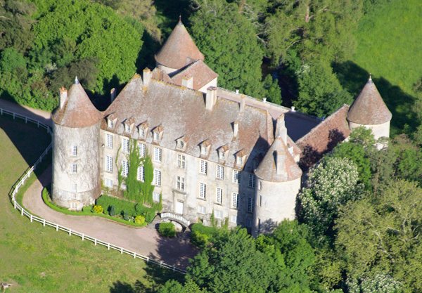 Una de las visitas será el CHÂTEAU de MARCILLY entre Chatillion de Bazois y Corbigny (S. XV) CRUCEROS FLUVIALES FRANCIA L ART DE VIVRE CANAL NIVERNAIS OFERTA DESCUENTOS EUROPEAN WATERWAYS CRUCERO DE LUJO CANALES DE FRANCIA BORGOÑA BOURGOGNE HOTEL BARGE ART DE VIVRE CHATEAU